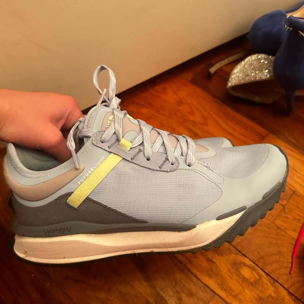 Like new north face tennis shoes